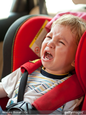 Pour que le trajet ne vire pas au cauchemar, préparez des jeux pour occuper votre enfant.