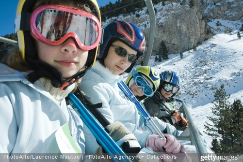 Nous vous conseillons de faire porter à votre enfant un masque de ski, qui protégera ses yeux des rayons du soleil même sur les côtés.