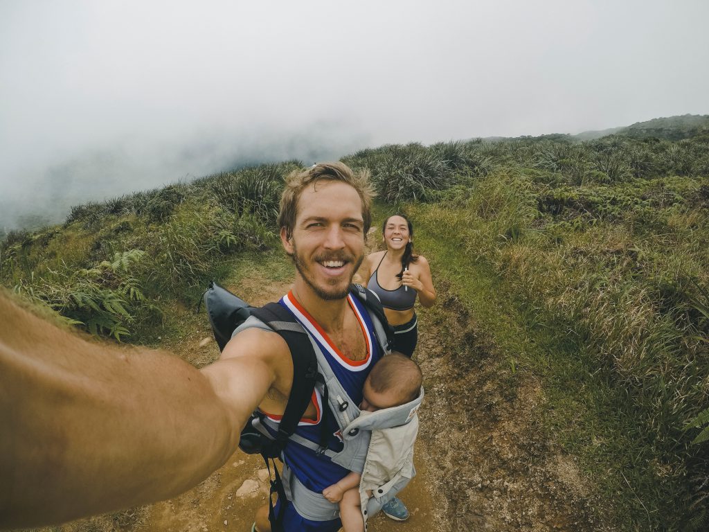 Deux parents qui font du sport avec leur bébé