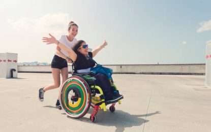 Voyager avec une personne en situation de handicap
